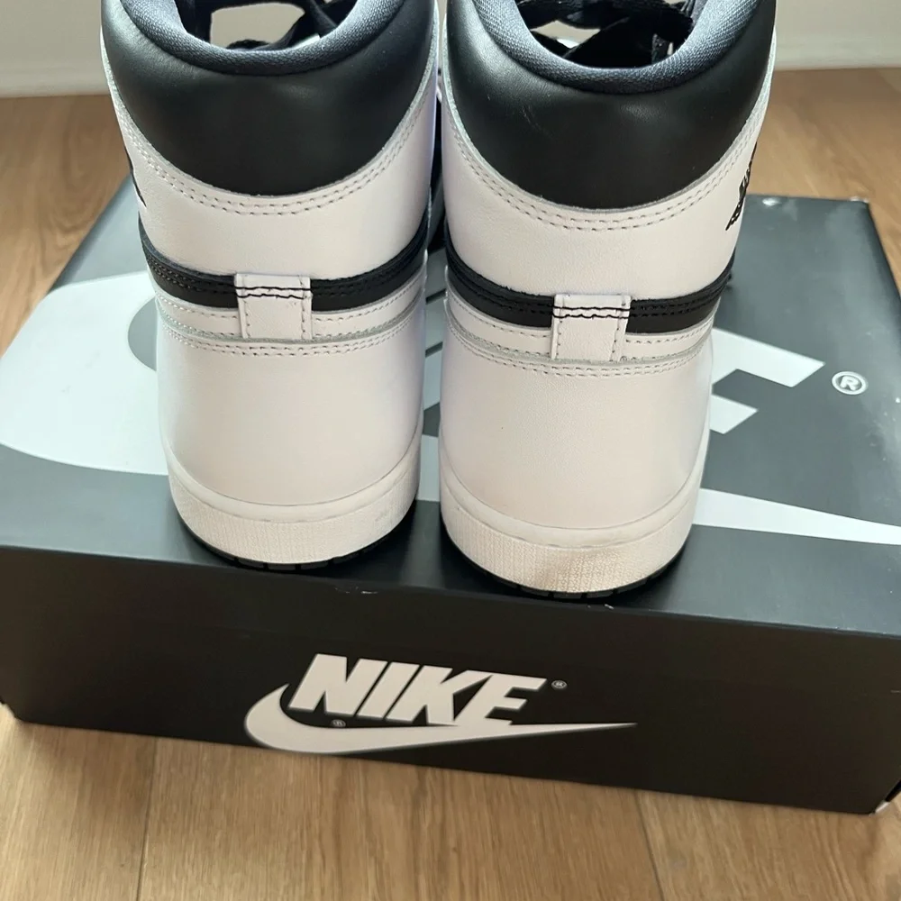 Air Jordan 1 Retro High OG "Black & White" - Picture 5 of 9